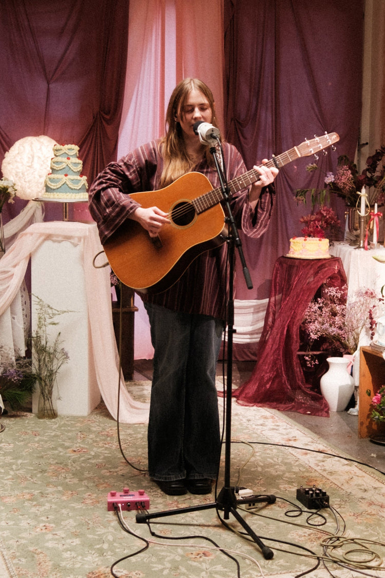 Andrea Tichy performing live with the A piece of cake pedal
